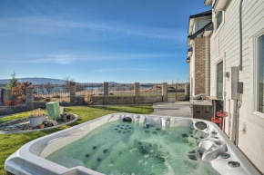 Pasco Condo with Columbia River Views and Hot Tub